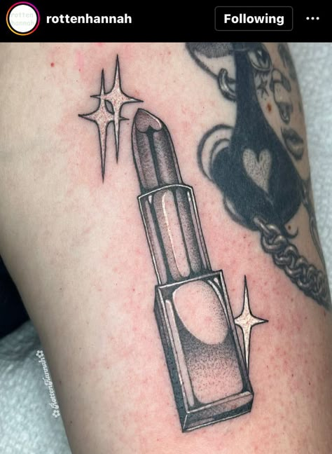 Lipstick Tattoo Designs, Vintage Lipstick Tattoo, Lipstick Tube Tattoo, Makeup Related Tattoo Ideas, Girly Tattoo Shop, Lipstick Tattoo Ideas, Chrome Tattoo Designs, Makeup Artist Tattoo Ideas, Makeup Tattoo Ideas