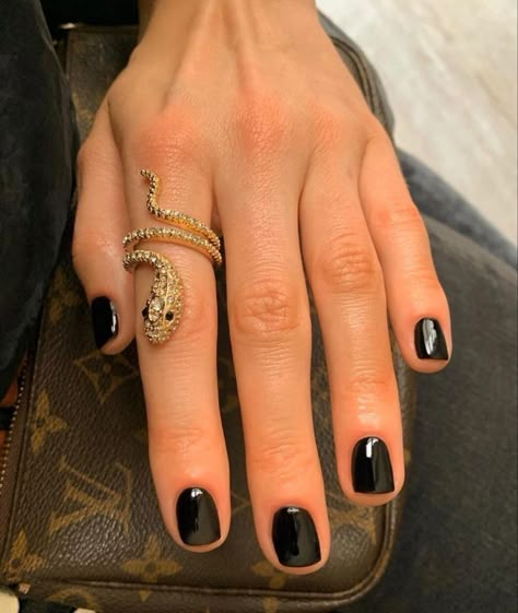 Black Nails Shellac, Nails On Black Skin, Black Shellac, Nails Heart, Nails Brown, Casual Nails, Clean Bedroom, Nail Ring, Dark Nails