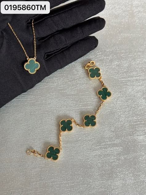 Green Vca Necklace, Clover Jewelry Set, Green Van Cleef Necklace, Wedding Guest Jewelry Accessories, Green Van Cleef Bracelet, Green Jewelry Aesthetic, Van Cleef Set, Clover Necklace Van Cleef, Green Van Cleef