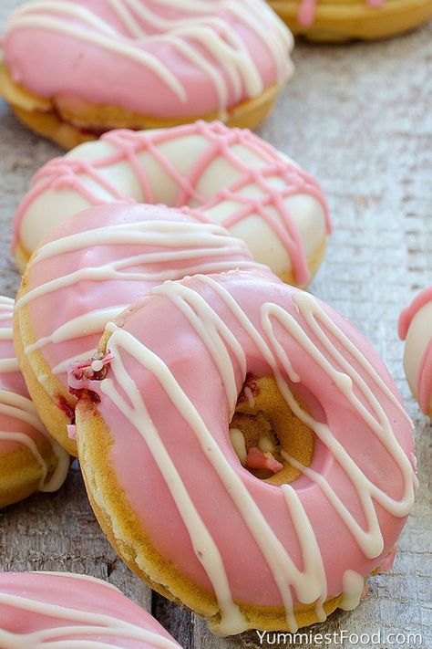 Strawberry Donuts Recipe, Donut Glaze Recipes, Donat Glaze, Strawberry Doughnut, Yummiest Food, Donut Ideas, Donuts Gourmet, Donut Flavors, Homemade Donuts Recipe