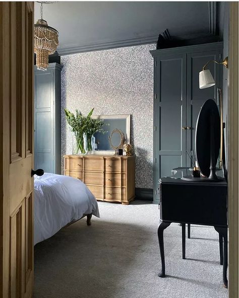 Victorian style bedroom Victorian Master Bed, Modern Victorian Style Bedroom, London Bedroom Ideas, Modern Victorian Bedroom Design, Modern Victorian Bedroom Aesthetic, Victorian Bedroom Modern, Victorian Guest Bedroom, Contemporary Victorian Bedroom, Georgian Bedroom Ideas