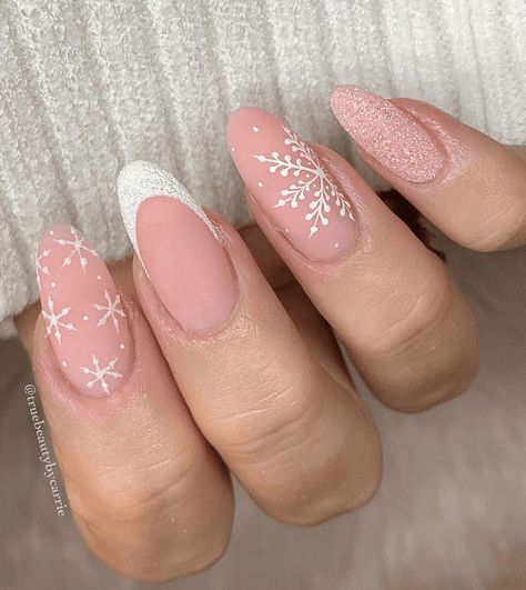 40 Adorable Snowflake Nails For Winter That'Ll Turn Heads ⋆ Beautymone Luxio Nails, December Nails, November Nails, Christmas Nails Easy, Christmas Gel Nails, Nail Candy, Snowflake Nails, Christmas Nails Acrylic, Xmas Nails