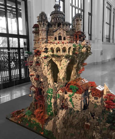 Absolutely incredible Castle MOC! . Follow @warlord_lego for the best #lego creations . By @montaldo.manuel . . . . #castle #castles… Minecraft Lego, Big Lego, Lego Sculptures, Lego Display, Amazing Lego Creations, Lego Craft, Lego Creative, Lego Castle, Lego Pictures