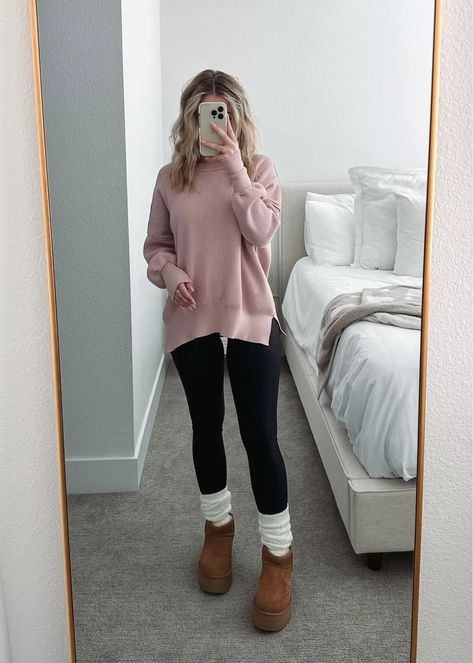 Winter Clothes Inspiration, Classic Mini Boot Ugg Outfit, Style Short Ugg Boots, Ugg Classic Mini Platform Boots Outfit, Ugh Classic Mini Platform Outfit, Fall Fits With Boots, Short Ugg Boot Outfits, Mini Platform Ugg Boots Outfit, Platform Ugg Outfit Ideas