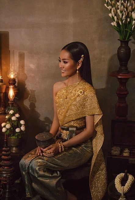 Thai Chakkri Dress, Khmer New Year Outfit, Traditional Thai Wedding Dress, Traditional Khmer Dress, Khmer Clothes Traditional Dresses, Modern Khmer Dress, Khmer Aesthetic, Thai Photoshoot, Cambodian Outfits