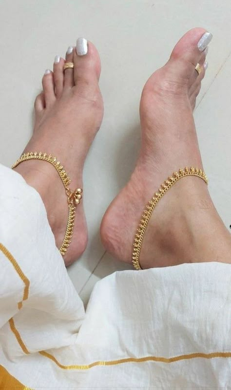 Gold Jhanjar Designs, Padhasaram Gold, Indian Anklets Gold, Indian Feet Anklets, Gold Anklet Designs Indian, Indian Anklet Aesthetic, Gold Jhanjar, Payal Designs Gold, Payal Aesthetic