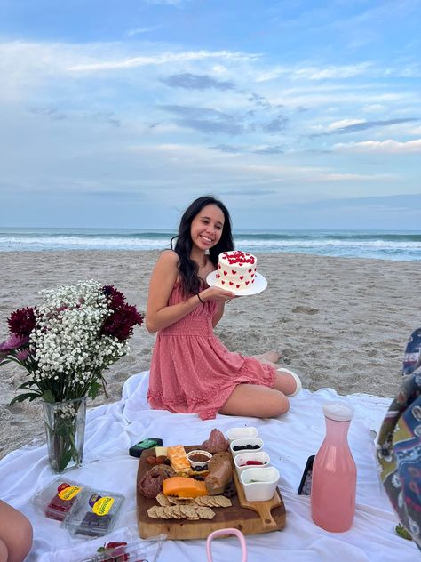 Birthday Picnic At Beach, Beach Birthday Decoration Ideas, Beach Picnic Bday Party Ideas, Beach Birthday Celebration Ideas, Birthday Cake On The Beach, Sweet 16 Beach Picnic, Summer Bday Cake Ideas, Summer Birthday Pictures, Picnic Bday Party Ideas Simple