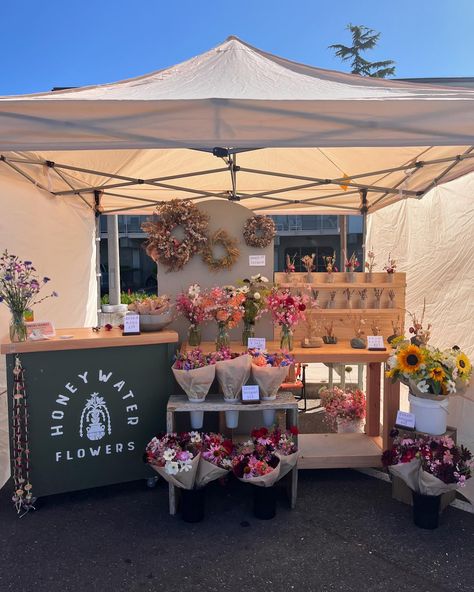 flower temple at the waterfront market 🌹 Flower Farm Inspiration, Drinks To Sell At Farmers Market, Farmers Market Pop Up, Florist Market Stall, Outdoor Market Aesthetic, Flowers Stand Design, Farmers Market Display Flowers, Flower Booth Design, Small Business Event Ideas