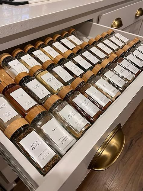 Let’s spice it up Organised Spice Drawer, Aesthetic Spice Jars, Spices Organization Ideas, Spices Organization, Spice Jar Storage, Storing Spices, Bar Space, Kitchen Aesthetics, Spice Drawer