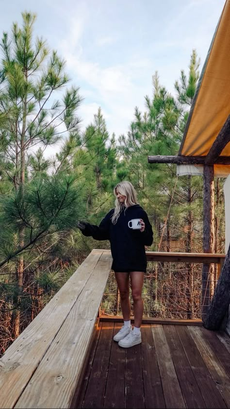 Spring Cabin Outfit, Cabin Summer Outfits, Cabin Party Aesthetic, Cottage Outfits Aesthetic, Camping Trip Outfits, Summer Cabin Outfit, Cabin Getaway Outfit, Cabin Aesthetic Outfit, Cabin Outfit Summer