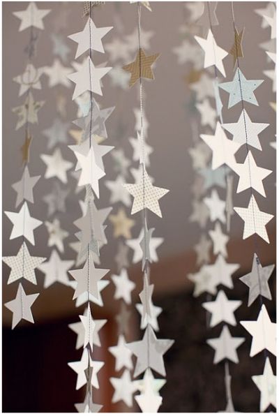 DIY Hanging Stars - we can do these slightly differently (larger stars (~4"), fewer per garland, double the stars so don't see string) hanging from light boxes in main room. kite string is about right weight. light weight card stock - cream on cream print? Paper Snowflake, Star Garland, Navidad Diy, Star Party, Paper Stars, Star Decorations, Noel Christmas, Vintage Diy, Eve Parties