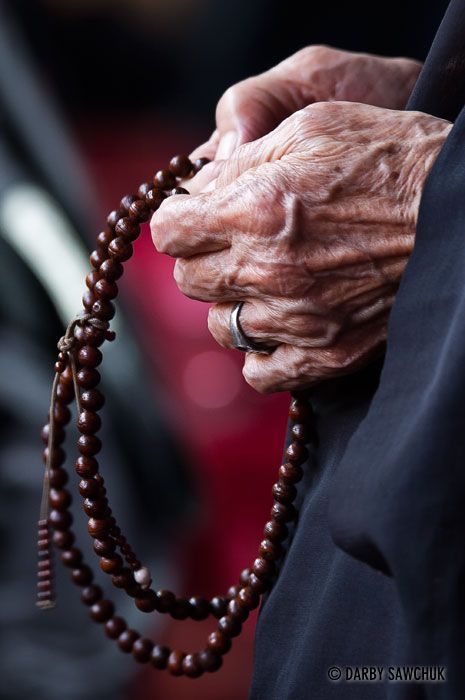 Longshan Temple, Rosary Art, Muslim Beard, Photography Stock Photos, Prayer Photos, Prayer Hands, Buddhist Shrine, Ancient History Facts, Tibetan Bracelet