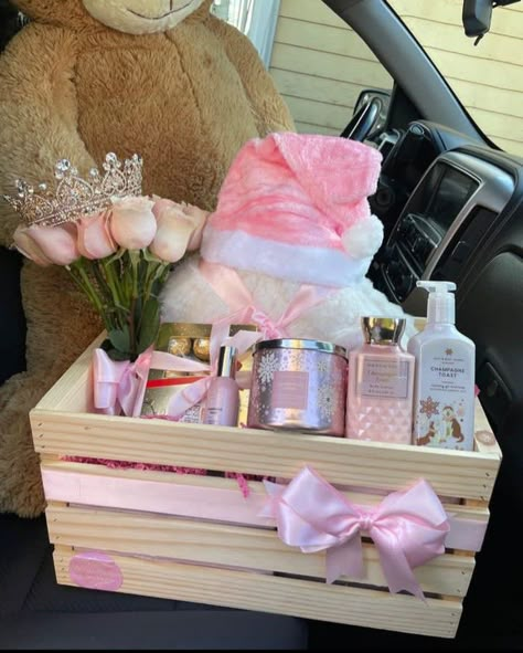 Diy Mother's Day Gift Basket, Pink Gift Basket, Valentine Baskets, Birthday Basket, Bff Birthday Gift, Cute Gifts For Friends, Diy Birthday Gifts For Friends, Cute Couple Gifts, Gift For Mom Christmas