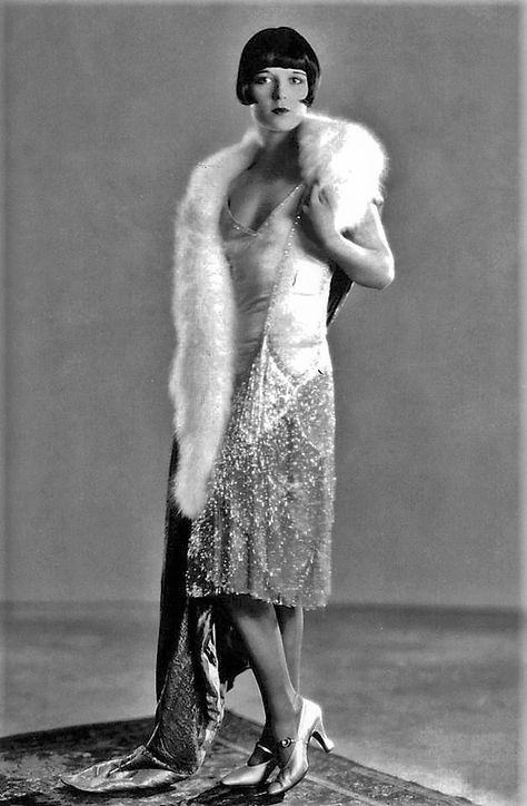 Louise Brooks wearing Chanel gown 1920s Inspired Fashion, Style Année 20, Chanel Resort, 1920 Fashion, Louise Brooks, 1920's Fashion, Chanel Cruise, Flapper Girl, The Roaring Twenties