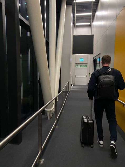 Airport Men Aesthetic, Airport Aesthetic Outfit Men, Travel Men Aesthetic, Travel Guy Aesthetic, Airport Aesthetic Men, Man Travel Aesthetic, Boys Airport Outfit, Vision Board Pictures Men, Men Vision Board Pictures