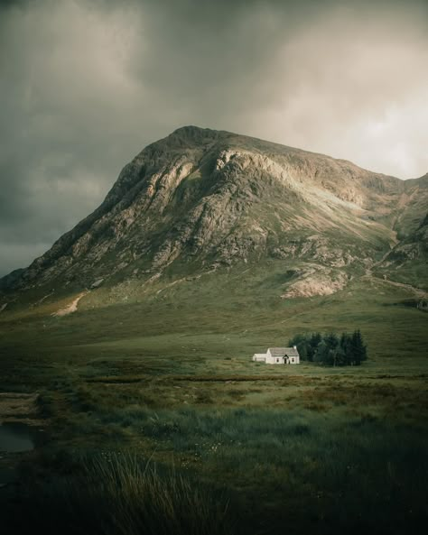 Little house in the middle of nowhere This location was our favorite for sure ☺️ It is absolutely beautiful and guys, you have to visit this land if you are in Scotland 🏴󠁧󠁢󠁳󠁣󠁴󠁿 —————————————-———————————— MULTIVERSE Presets Pack is available 🎨💯👀 All of my pictures are edited with my presets pack Link is in my bio. —————————————-———————————— Follow for more : @pattakespictures —————————————-———————————— ✅ Story Re-shares are appreciated ✅ ✅ Don’t forget to like and save this post ✅ 💯... House In Middle Of Nowhere, Cabin In The Middle Of Nowhere, Middle Of Nowhere House, House In The Middle Of Nowhere, Isolated House, Book Board, In The Middle Of Nowhere, Middle Of Nowhere, Fig Tree