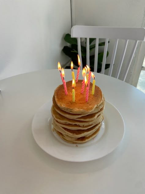 Pancakes With Candles, Pancake Bday Cake, Pancake Stack Aesthetic, Pancakes For Birthday, Pancake Cake Aesthetic, Morning Birthday Ideas, Pancake Birthday Breakfast, Birthday Pancakes Aesthetic, Pancake Cake Birthday