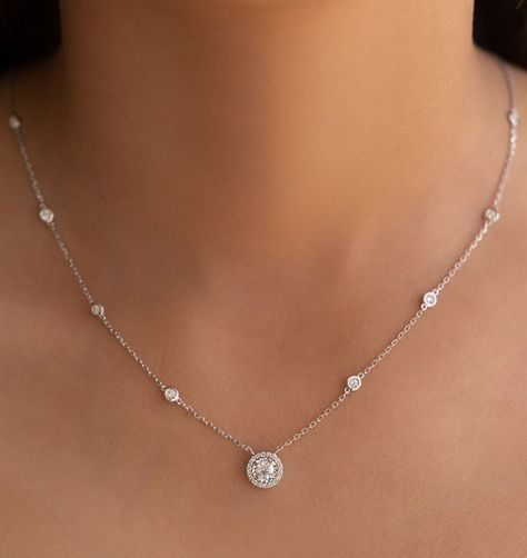 Chain For Diamond Pendant, Simple Gold And Diamond Necklace, Diamond Necklace With Pendant, Diamond Solitaire Necklace Setting, Diamond Necklace Delicate, Diamond Necklace Chain, Diamond Halo Pendant, Diamond Chain With Pendant, Small Diamonds Necklace