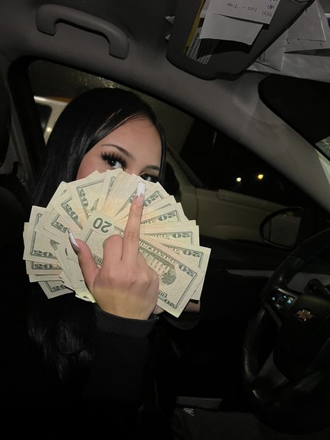 Poses With Money, Pictures With Money, Girls With Money Aesthetic, Girls With Money, Mexican Models, Women Money, Counting Money, Pretty Girl Quotes, Mo Money