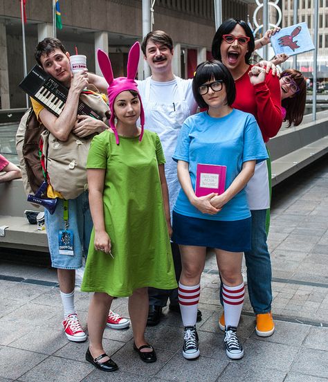 "Oh my glob. Amanda just posted a bunch of photos of our Bob’s Burgers group from Dragon*Con, and I can’t handle how amazing they all are! We had so many people in our group this year, and everyone was perfect!" Bobs Burgers Costume, Burger Costume, Louise Belcher, Bobs Burger, Tina Belcher, Clever Halloween Costumes, Pretty Halloween Costumes, Duo Halloween Costumes, Cosplay Cute