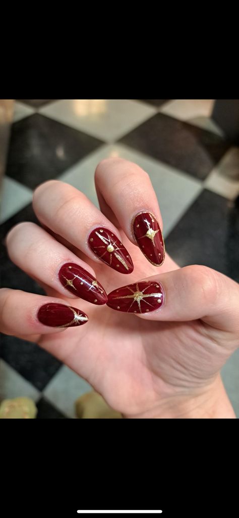 Red Gold Nails Short, Green Red And Gold Nails, Dark Red Nails With Gold Design, Red And Gold Nails Simple, 1920 Nails Gatsby, Red And Gold Short Nails, Short Red And Gold Nails, 1920 Nails, 1940s Nails