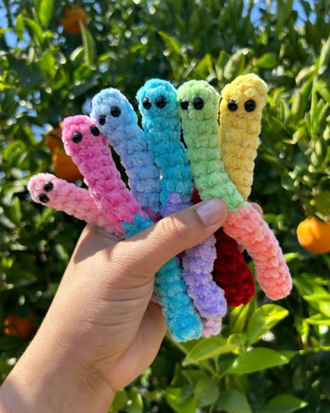 Crochet Basics For Beginners, Things To Sell At Craft Fairs, Market Crochet Ideas, Crochet Market Ideas, Preppy Ideas, Gummy Worm, Cute Crochet Ideas, Easy Crochet Animals, Confection Au Crochet