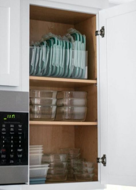 Tupperware Organizing, Kitchen Storage Hacks, House Organisation, College Organization, Kitchen Organization Pantry, Kitchen Organization Diy, Kitchen Organisation, Organisation Hacks, Apartment Organization