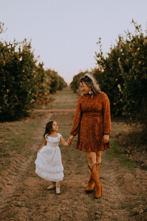 Pumpkin Patch Photoshoot Mom And Daughter, Fall Photos Mother Daughter, Mommy And Me Photoshoot Poses, Mom And Daughter Family Photos, Mama And Me Fall Photoshoot, Moms And Daughters Photo Ideas, Mommy Daughter Poses, Poses Mom And Daughter, Fall Photo Shoot Mom And Daughter