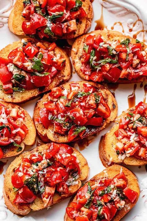 Best Bruschetta Recipe, Bread Bruschetta, Best Bruschetta, Best Garlic Bread Recipe, How To Make Bruschetta, Cheap Party Food, Easy Garlic Bread, Easy Bruschetta Recipe, Easy Bruschetta