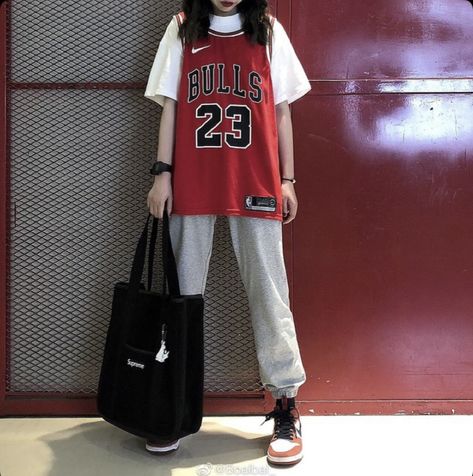 Korean Jersey Outfit, Girls Basketball Clothes, Basketball Girls Outfits, Basketball Jersey Outfit, Boyish Outfits, Outfit Korean, Basketball Clothes, Jersey Outfit, Tomboy Style Outfits