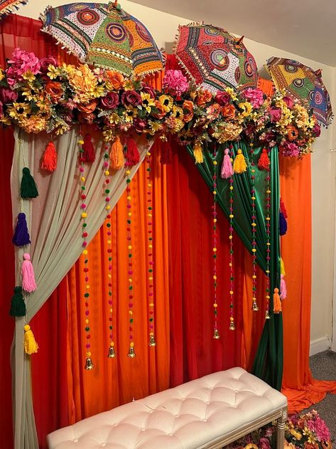 Intimate Haldi Decor At Home, Mehndi Backdrop Decor, Indian Wedding Mehendi Decoration, Colourful Haldi Decor, Mehndi Backdrop Stage Decorations, Decoration For Mehndi Function, Punjabi Wedding Backdrop, Indian Day Wedding Decor, Mendi Decoration