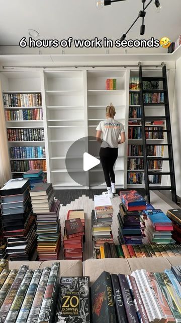 Bookshelves For Home Library, Book Shelf Organizer Ideas, Book Organization Small Spaces, Bookshelf Organization Aesthetic, Bedroom Bookcase Ideas, Library In Bedroom, Book Library Home, Bookshelves Organizing, Cute Bookshelf Ideas