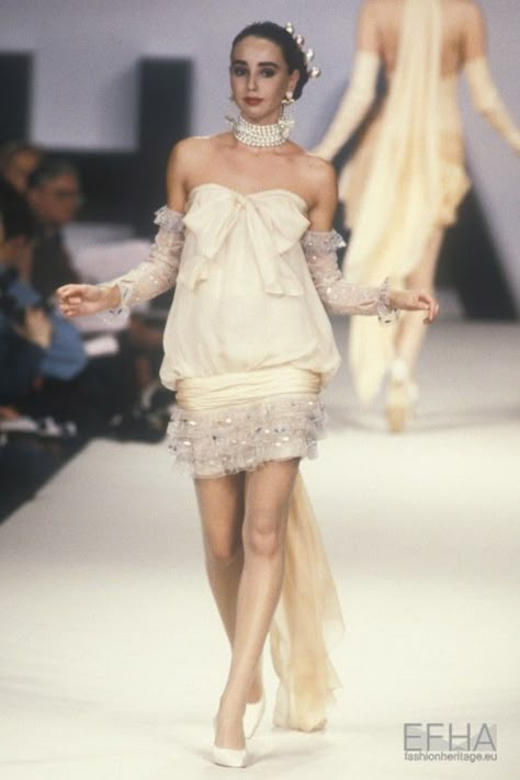 White Bow Dress, Runway Fashion Couture, Runway Outfits, Chanel Dress, Model Looks, Chanel Designer, Chanel Spring, Claudia Schiffer, Bow Dress