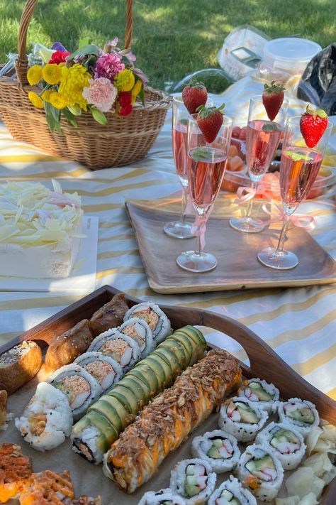 Sushi Picnic Ideas, Picnic Food Ideas Aesthetic Junk Food, Cute Picnic Party, Sushi Picnic Aesthetic, Bridgerton Picnic Aesthetic, Picnic Drink Ideas, Sushi Picnic Date, Asian Picnic, Picnic Set Up Ideas