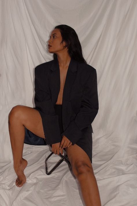 Open Blazer Photoshoot, Blazer Without Bra Photoshoot, Oversized Blazer Photoshoot, Founder Photoshoot, Lipstick Photoshoot, Blazer Photoshoot Women, Blazer Photoshoot, Female Modeling Poses, Bra Outfit