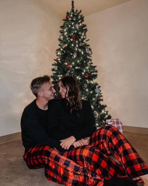 Xmas Couple Photos, Christmas Pajama Pictures, Christmas Tree Photoshoot, Minimalist Ornaments, Christmas Fashion Photography, Christmas Couple Photos, Christmas Couple Pictures, Christmas Tree Designs, Xmas Couple