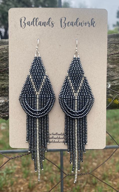 Long Beaded Earrings Diy, Western Beaded Earrings, Seed Bead Earrings Patterns, Bead Weaving Patterns Free, Delica Beaded Earrings, Indigenous Beaded Earrings, Fringe Earrings Diy, Beading Earrings, Seed Bead Jewelry Patterns