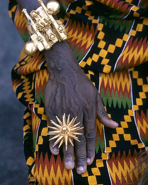 Ghanaian Aesthetic, African Kings, African Aesthetic, Kumasi Ghana, Quilts Vintage, Gold Finger Rings, African Royalty, Black Consciousness, Ethnic Chic