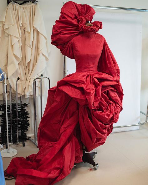 Alexander McQueen on Instagram: “The swirling red Rose dress from the AW19 collection.  The silhouette was initially draped on the house model by Sarah Burton and her…” Red Rose Dress, Extreme Fashion, Draping Fashion, Sarah Burton, Mc Queen, Couture Mode, Rose Dress, Mode Inspiration, Fashion Details