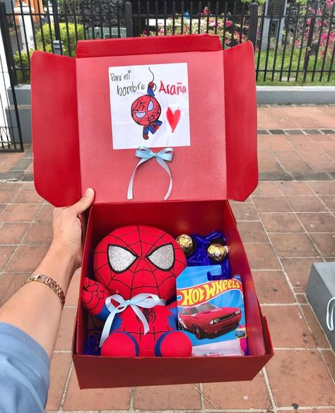 Cadeau St Valentin, Cute Anniversary Gifts, Spiderman Gifts, Spiderman Theme, Birthday Gifts For Boyfriend Diy, Diy Birthday Gifts For Friends, Bf Gifts, Cute Couple Gifts