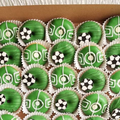 Soccer Donuts Ideas, Soccer Party Food, Football Cupcake, Football Cupcakes, Soccer Birthday, Soccer Party, Football Birthday, Mini Donuts, Boy Birthday Cake