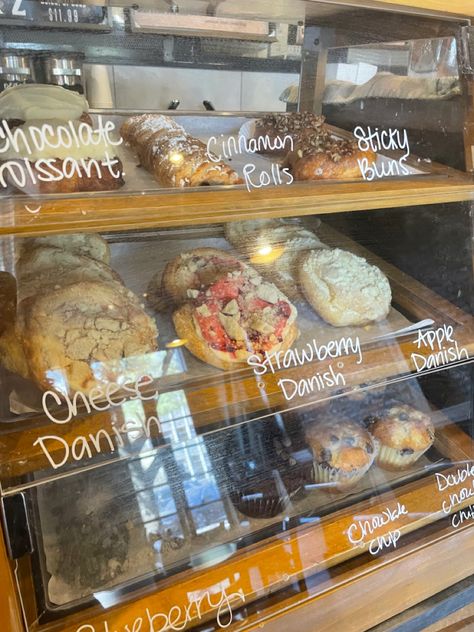 Small Town Bakery, Vintage Bakery, Bakery Shop Design, Cute Bakery, Bakery Store, Bakery Interior, Small Bakery, Bakery Design Interior, Bakery Decor