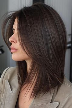 Mid Haircut With Layers, Angled Medium Length Hair, Flat Short Hair Haircuts, Haircut For Flat Head, Hairstyle For Flat Hair, Short Layers Hairstyles, Angled Lob Haircut, Short Hair Long Layers, Midi Haircut