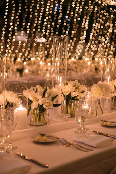 White Simple Centerpieces, White Wedding Decorations Simple, Simple Chic Centerpieces, All White Wedding Decorations Elegant, White And Glass Wedding Decor, White Tulip Table Decor, Tulip Table Centerpieces, Tulips In Wedding, Tulip Decorations Wedding