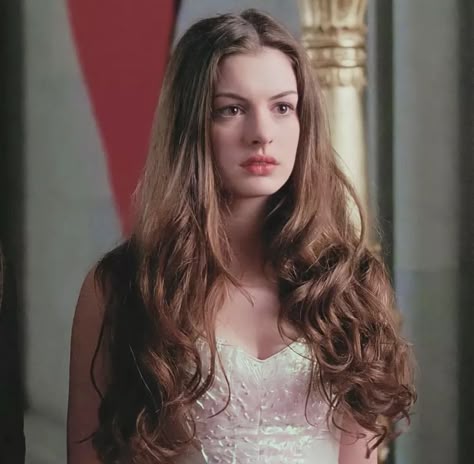 Anne Hathaway Hair, Emmanuelle Vaugier, Ella Enchanted, Princess Diaries, Female Actresses, Anne Hathaway, Iconic Women, Celebrity Look, Fav Celebs