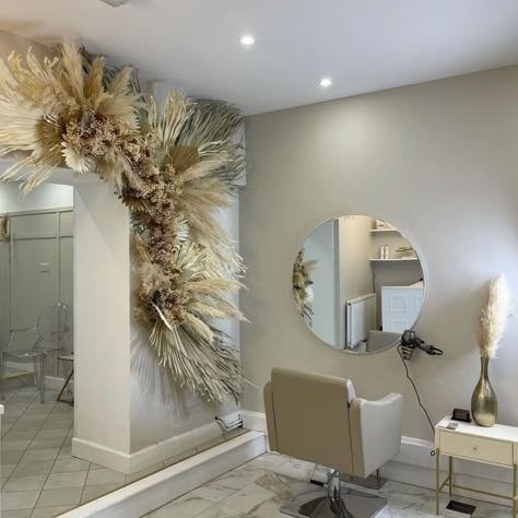 Salon Pampas Decor, Black And Beige Salon Decor, Cream Beauty Salon Decor, Beige And Gold Beauty Salon, Beige And Gold Salon, Rustic Lash Room, Pampas Grass Salon Decor, Pampas Salon Decor, Brown Aesthetic Beauty Salon