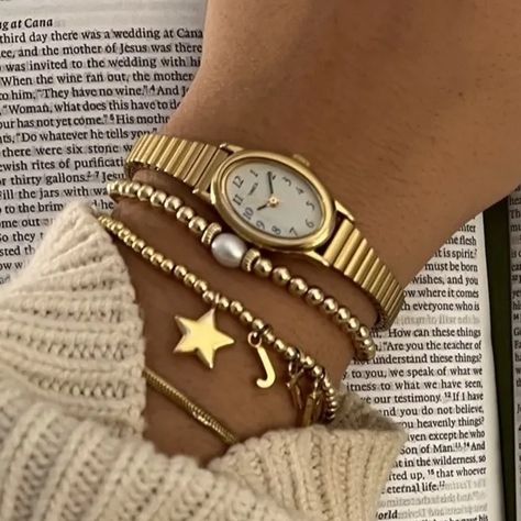 Pretty Stacks, Xoxo Jewelry, Gold Girl, Wrist Jewelry, Jewelry Accessories Ideas, Dope Jewelry, Classy Jewelry, Jewelry Essentials, Stacked Jewelry