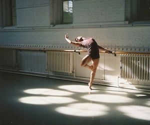 dance, ballet, and dancer afbeelding Male Ballet Dancers Aesthetic, Ballet Games, Male Ballerina, Ballet Boys, The Golden Boy, Male Ballet, Ballet Academy, Male Ballet Dancers, Vintage Dance