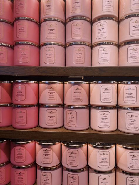 Girly Candles, Strawberry Pound Cake, Candle Obsession, Best Smelling Candles, Bath N Body Works, Cake Candles, Pretty Candle, Bath Body Works Candles, Candle Aesthetic