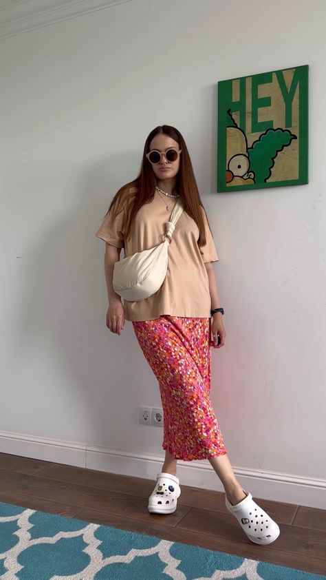 Crossbody Bag Outfit Summer, Crocs Fashion Outfit, Beige Crocs Outfit, Crocs Streetstyle, Crocs Bae Clog, Crocs Clogs Outfits Style, Crocs Fashion Street Styles, Crocs Ootd, White Crocs Outfit